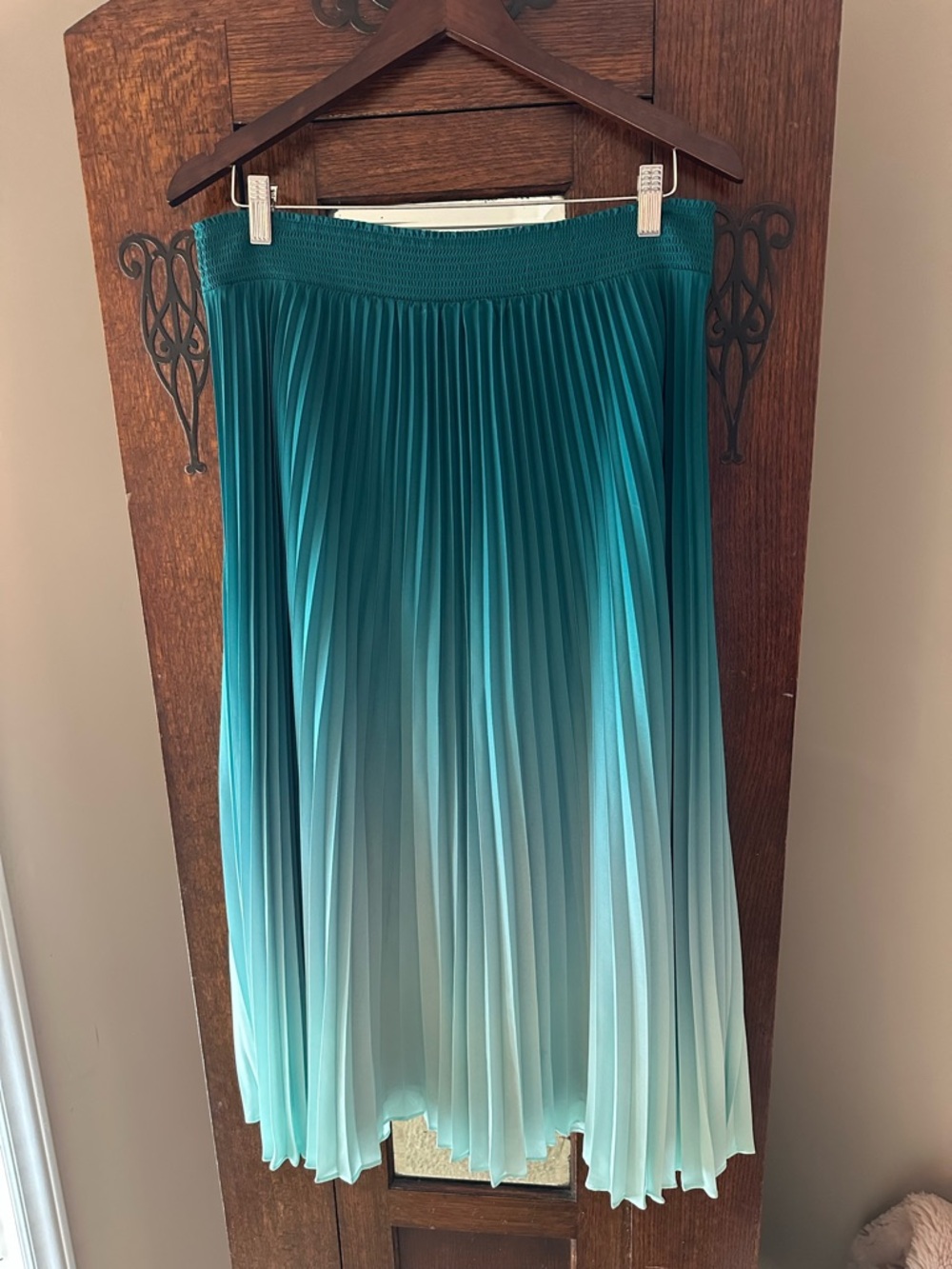 White House Black Market Pleated Ombre Maxi Skirt - Teal Size 14 Elastic Waist